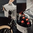 på cykel
